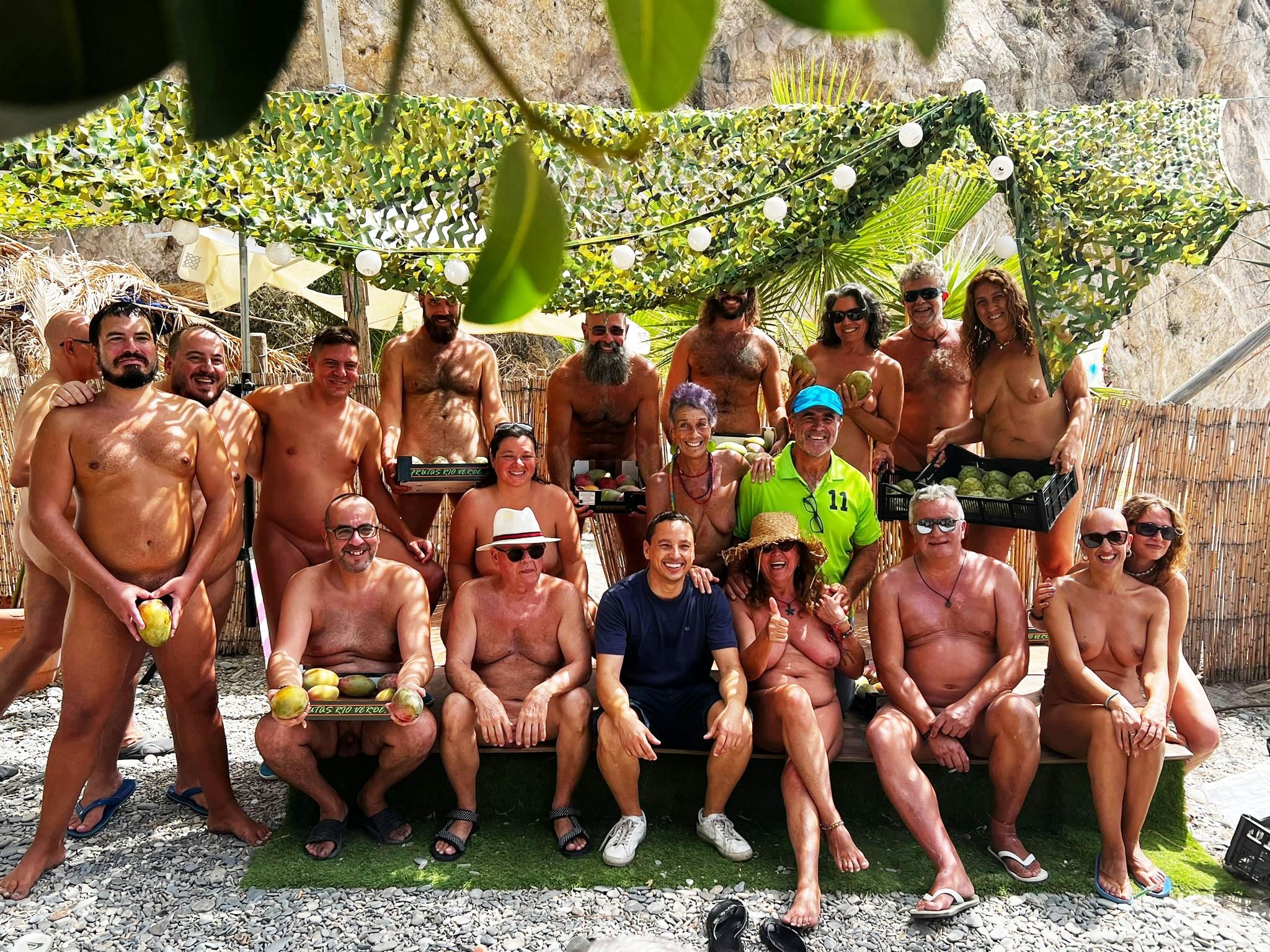 La Asociación Amigos de la Playa Nudista de Cantarriján recibe una degustación de subtropicales a cargo del Consistorio de Almuñécar